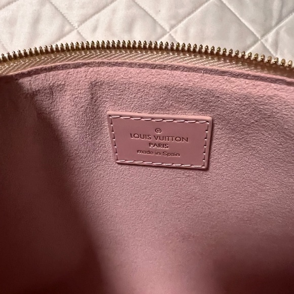 LOUIS VUITTON CITY POUCH WITH WRISTLET - Picture 13 of 16